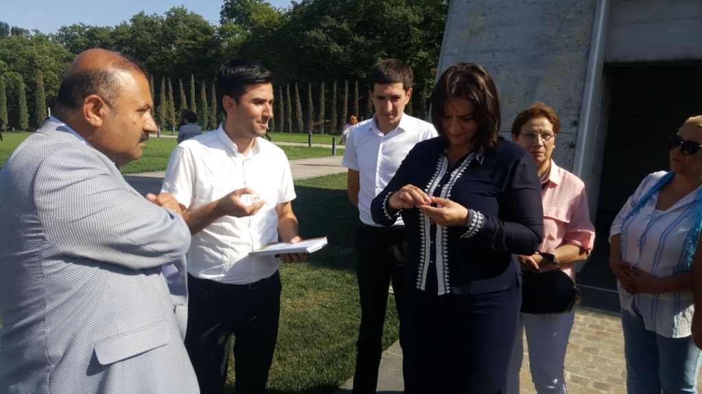 Türkiyyə - Azərbaycan Dayanişma və Kültür Dərnəyinin genel başkanı Sefer Karakoyunlu və 17 nəfər əməkdaşı “Soyqırım memorial kompleksi”ni ziyarət etmişlər.