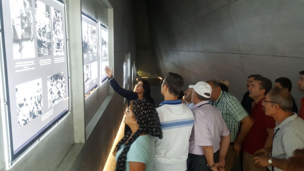Türkiyyə - Azərbaycan Dayanişma və Kültür Dərnəyinin genel başkanı Sefer Karakoyunlu və 17 nəfər əməkdaşı “Soyqırım memorial kompleksi”ni ziyarət etmişlər.