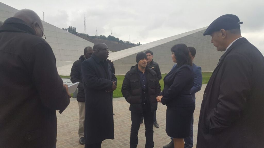 Seneqal Respublikasının Baş Gömrük Departamentinin direktoru cənab Papa Ousmane Gueyeni  və digər qonaqlar  Soyqırım kompleksini ziyarət etmişlər.