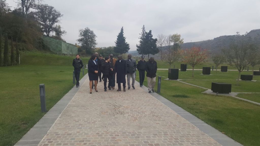 Seneqal Respublikasının Baş Gömrük Departamentinin direktoru cənab Papa Ousmane Gueyeni  və digər qonaqlar  Soyqırım kompleksini ziyarət etmişlər.