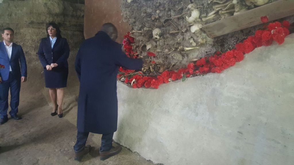 Seneqal Respublikasının Baş Gömrük Departamentinin direktoru cənab Papa Ousmane Gueyeni  və digər qonaqlar  Soyqırım kompleksini ziyarət etmişlər.