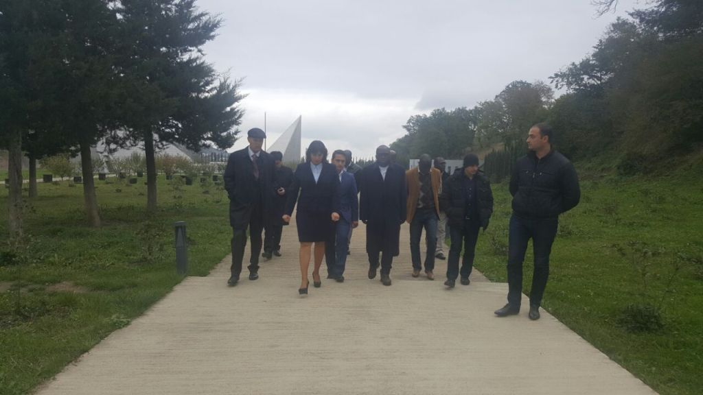 Seneqal Respublikasının Baş Gömrük Departamentinin direktoru cənab Papa Ousmane Gueyeni  və digər qonaqlar  Soyqırım kompleksini ziyarət etmişlər.