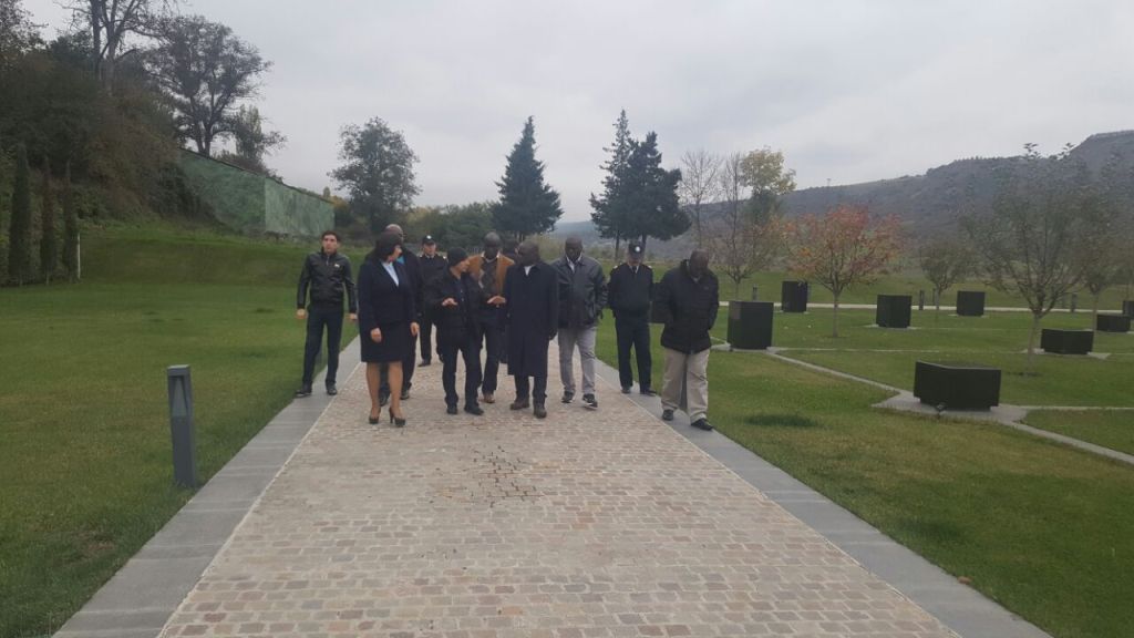 Seneqal Respublikasının Baş Gömrük Departamentinin direktoru cənab Papa Ousmane Gueyeni  və digər qonaqlar  Soyqırım kompleksini ziyarət etmişlər.
