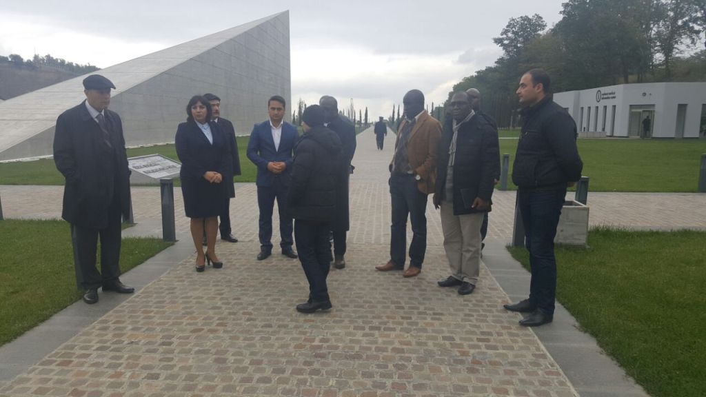 Seneqal Respublikasının Baş Gömrük Departamentinin direktoru cənab Papa Ousmane Gueyeni  və digər qonaqlar  Soyqırım kompleksini ziyarət etmişlər.
