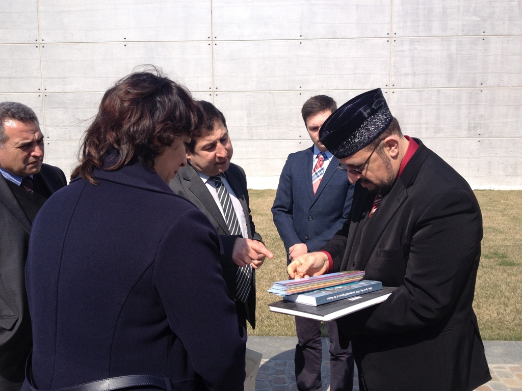 ABŞ –ın Azərbaycandakı səfirliyinin əməkdaşları, ABŞ-ın Prinston Universitetinin professoru  Yahya Hendi Soyqırım memorial kompleksində olmuşlar.