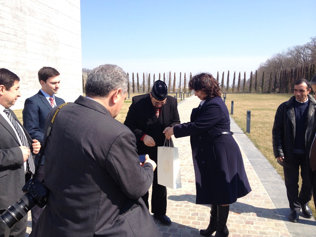 ABŞ –ın Azərbaycandakı səfirliyinin əməkdaşları, ABŞ-ın Prinston Universitetinin professoru  Yahya Hendi Soyqırım memorial kompleksində olmuşlar.