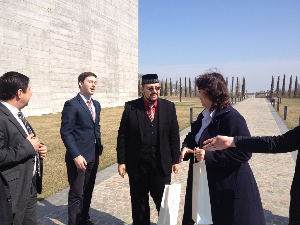 ABŞ –ın Azərbaycandakı səfirliyinin əməkdaşları, ABŞ-ın Prinston Universitetinin professoru  Yahya Hendi Soyqırım memorial kompleksində olmuşlar.