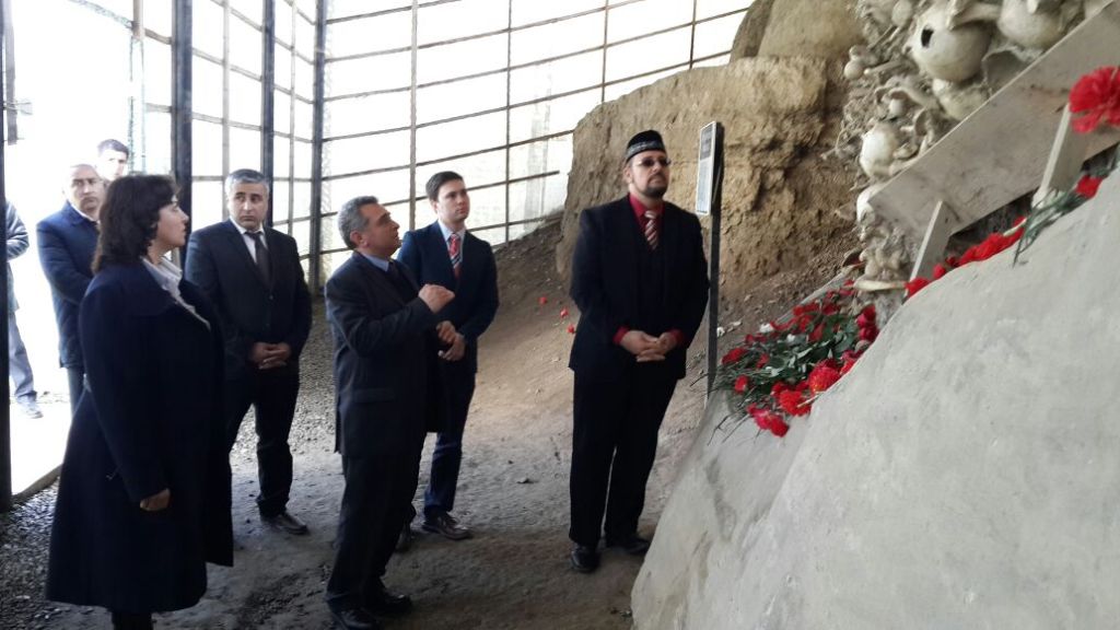 ABŞ –ın Azərbaycandakı səfirliyinin əməkdaşları, ABŞ-ın Prinston Universitetinin professoru  Yahya Hendi Soyqırım memorial kompleksində olmuşlar.