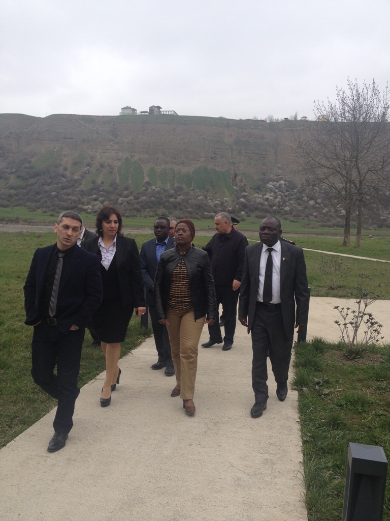 Dövlət Gömrük Komitəsinin əməkdaşları, Kamerun DGK nın rəhbəri xanım Liban Mihette və digər qonaqlar Soyqırım kompleksini ziyarət etmişlər