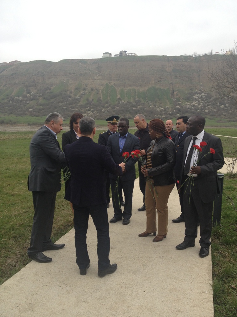 Dövlət Gömrük Komitəsinin əməkdaşları, Kamerun DGK nın rəhbəri xanım Liban Mihette və digər qonaqlar Soyqırım kompleksini ziyarət etmişlər