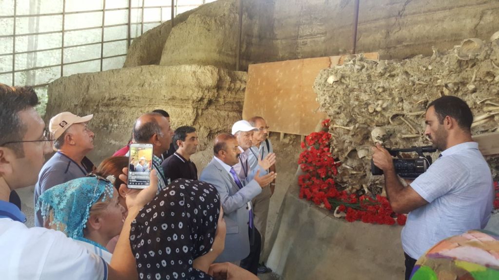 Türkiyyə - Azərbaycan Dayanişma və Kültür Dərnəyinin genel başkanı Sefer Karakoyunlu və 17 nəfər əməkdaşı “Soyqırım memorial kompleksi”ni ziyarət etmişlər.