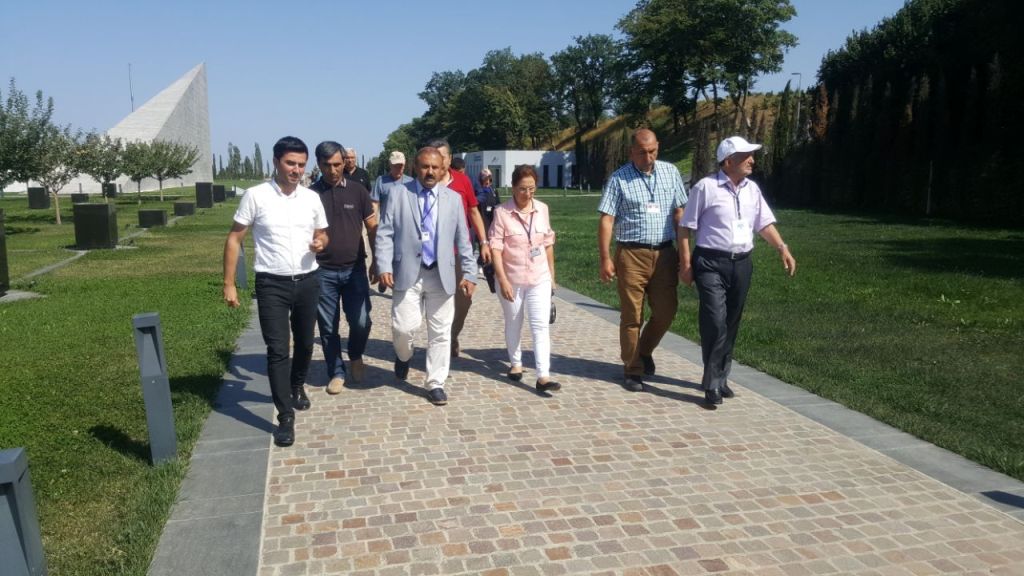 Türkiyyə - Azərbaycan Dayanişma və Kültür Dərnəyinin genel başkanı Sefer Karakoyunlu və 17 nəfər əməkdaşı “Soyqırım memorial kompleksi”ni ziyarət etmişlər.