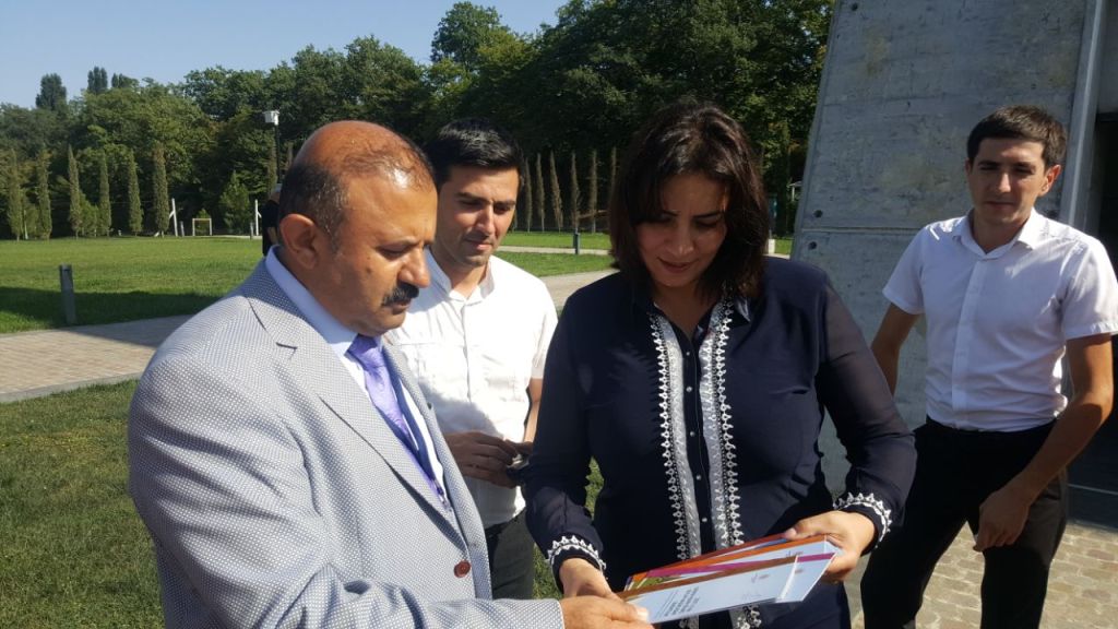 Türkiyyə - Azərbaycan Dayanişma və Kültür Dərnəyinin genel başkanı Sefer Karakoyunlu və 17 nəfər əməkdaşı “Soyqırım memorial kompleksi”ni ziyarət etmişlər.