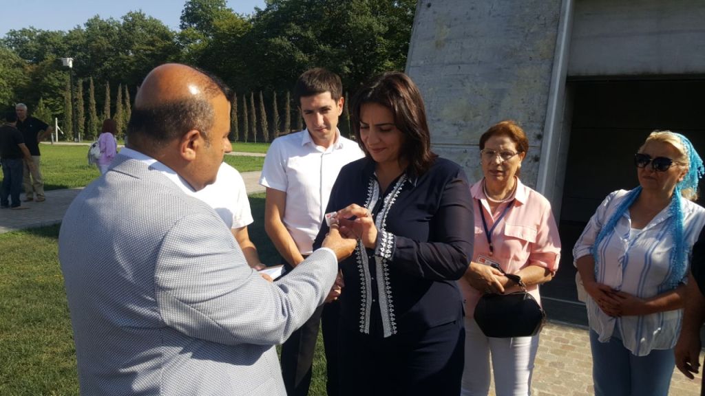 Türkiyyə - Azərbaycan Dayanişma və Kültür Dərnəyinin genel başkanı Sefer Karakoyunlu və 17 nəfər əməkdaşı “Soyqırım memorial kompleksi”ni ziyarət etmişlər.