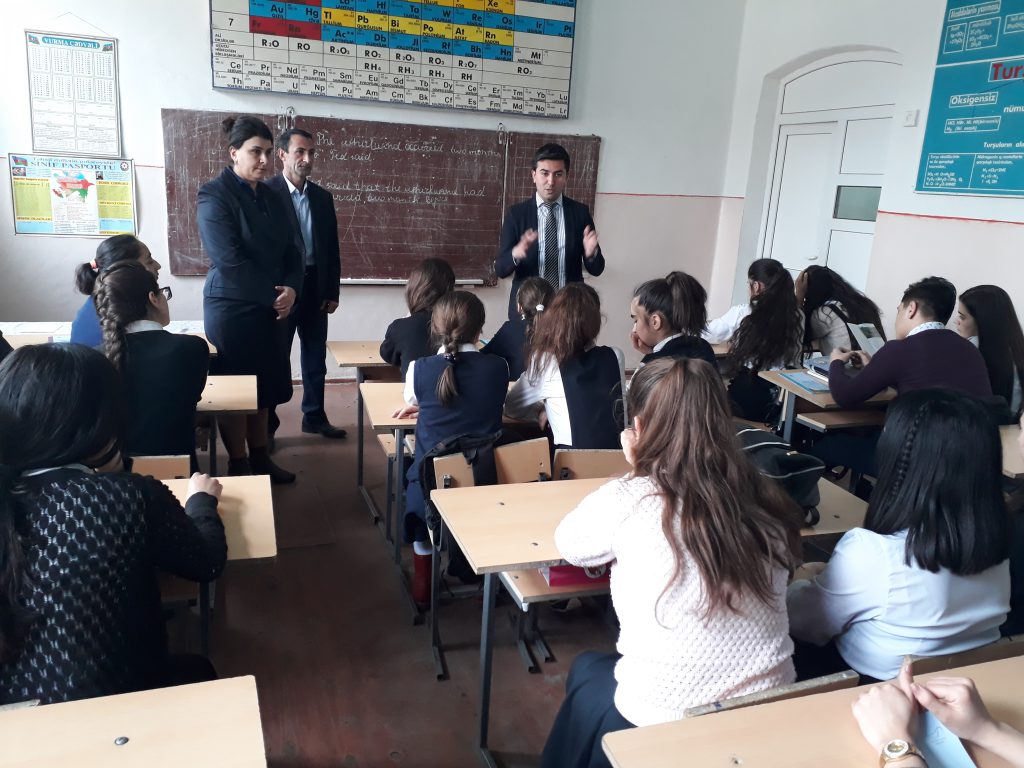 Quba şəhərində “Soyqırımı Memorial Kompleksi”nin əməkdaşları L.Beybutova, A. Turabov, İ. Aslanov, O.Orucov  07 mart 2018-ci il tarixində Quba şəhər  Hikmət Hüseynov adina  4 N-li tam orta məktəbində “Tarixi həqiqətlər” adlı vətənpərvərlik mövzusunda şagirdlərlə maarifləndirici söhbətlər aparmışlar.  Giriş sözü ilə çıxış edən məktəbin direktoru Xanımsona Quliyeva vətənpərvərlik mövzusunda təşkil olunan tədbirlərin əhəmiyyətindən danışaraq, Kompleksin təşkil etdiyi bu layihənin tədqirəlayiq olduğunu vurğuladı.      Kompleksin bələdçisi İslam  Aslanov şagirdlərin soyqırımla bağlı maraqlandıqları sualları cavablayaraq, hadisələr haqqında ətraflı məlumat verdi.   Bu mövzu ilə əlaqədar məktəbin IX sinif şagirdi Cəfərova Fərqanə, X sinif şagirdi Tural Əliyev daha fəal iştirak etdilər.      Tədbirin sonunda Kompleksin əməkdaşları tərəfindən şagirdlərə xüsusi bukletlər təqdim olundu.