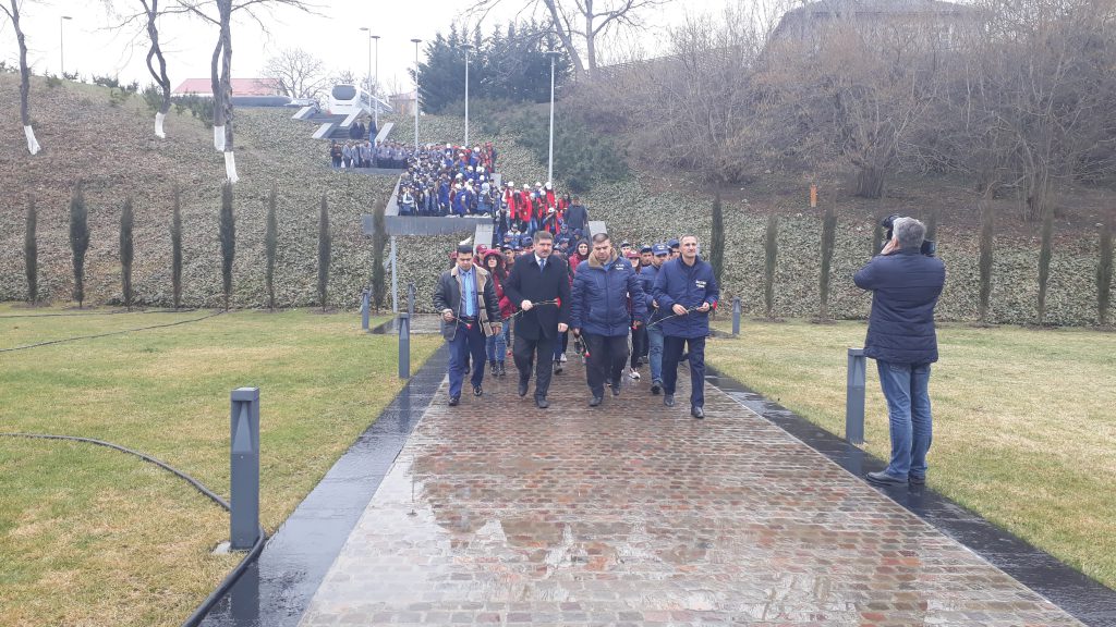 “Ölkəmizi tanıyaq” maarifləndirici tur-aksiyası çərçivəsində Səlyan, Şirvan, Şuşa, Zəngilan, Nefçala, Lerik, Yardımlı, Yevlax, Lənkəran və Astara  rayonlarının məktəbliləri Quba şəhərində “Soyqırımı Memorial Kompleksi”ni  ziyarət etmişlər.