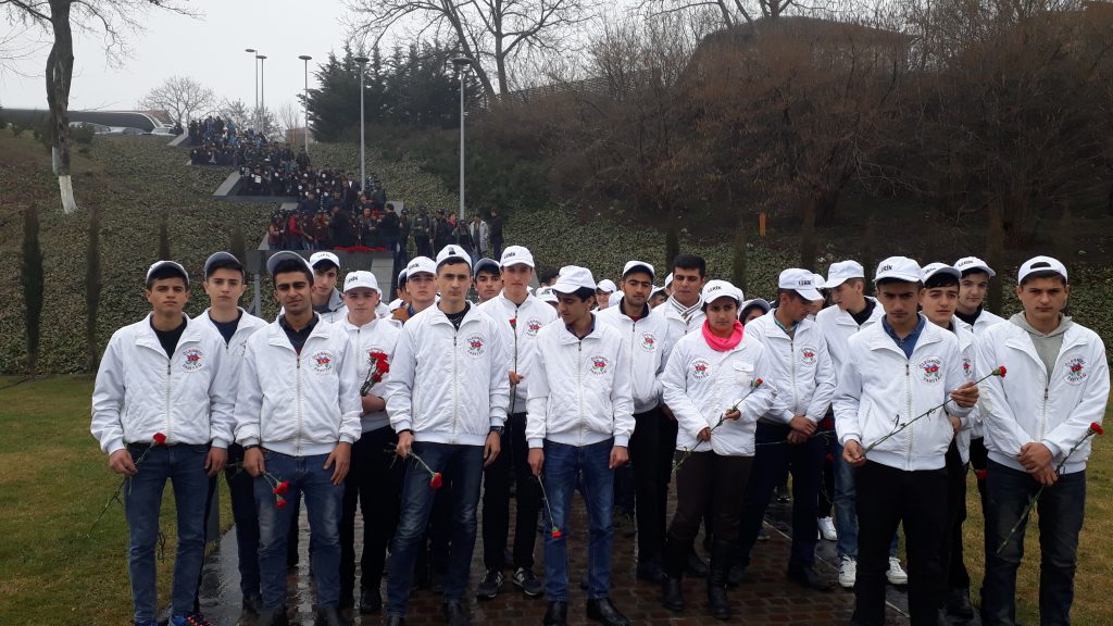 “Ölkəmizi tanıyaq” maarifləndirici tur-aksiyası çərçivəsində Səlyan, Şirvan, Şuşa, Zəngilan, Nefçala, Lerik, Yardımlı, Yevlax, Lənkəran və Astara  rayonlarının məktəbliləri Quba şəhərində “Soyqırımı Memorial Kompleksi”ni  ziyarət etmişlər.