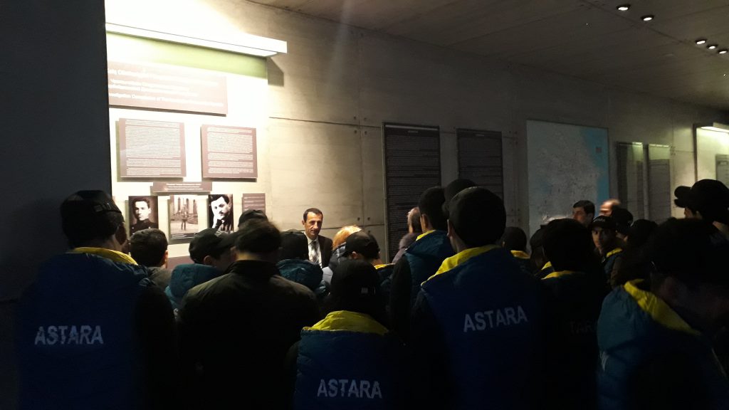 “Ölkəmizi tanıyaq” maarifləndirici tur-aksiyası çərçivəsində Səlyan, Şirvan, Şuşa, Zəngilan, Nefçala, Lerik, Yardımlı, Yevlax, Lənkəran və Astara  rayonlarının məktəbliləri Quba şəhərində “Soyqırımı Memorial Kompleksi”ni  ziyarət etmişlər.