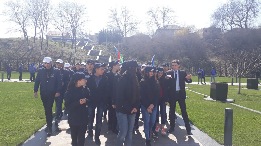 “Ölkəmizi tanıyaq” maarifləndirici tur-aksiyası çərçivəsində şimal bölgəsinə səfər edən Zərdab, Xocavənd, Hacıqabul, Cəbrayıl, Cəlilabad, Masallı və Biləsuvar rayonlarının məktəbliləri Quba şəhərində “Soyqırımı Memorial Kompleksi”ndə