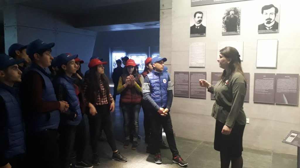 “Ölkəmizi tanıyaq” maarifləndirici tur-aksiyası çərçivəsində şimal bölgəsinə səfər edən Zərdab, Xocavənd, Hacıqabul, Cəbrayıl, Cəlilabad, Masallı və Biləsuvar rayonlarının məktəbliləri Quba şəhərində “Soyqırımı Memorial Kompleksi”ndə