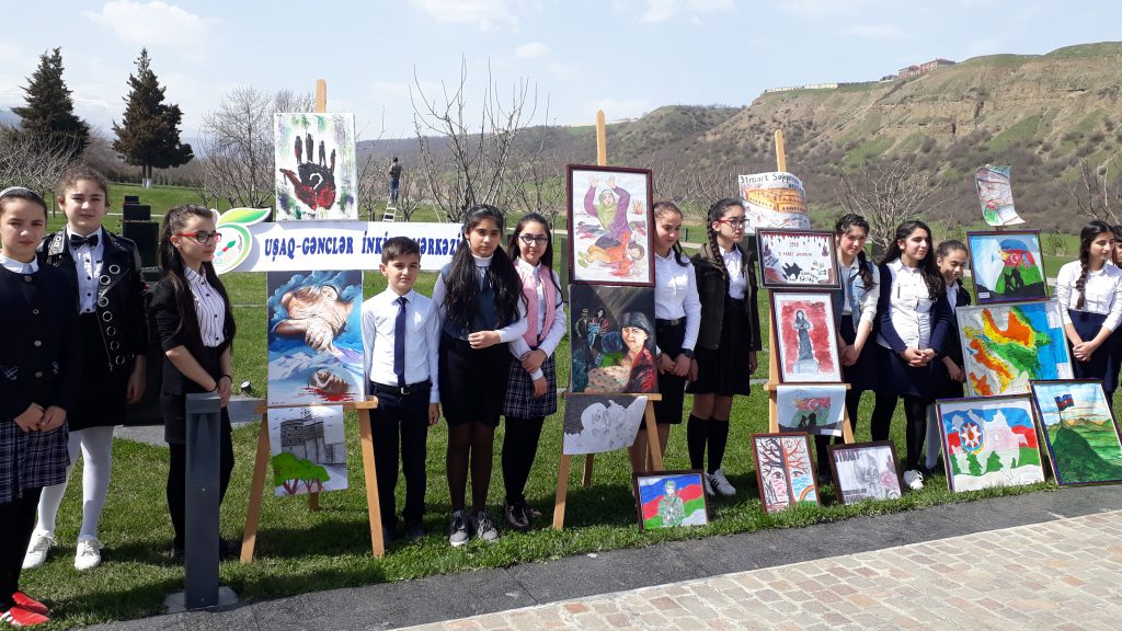 Quba şəhərində “Soyqırımı Memorial Kompleksi”ndə məktəblilərin iştirakı ilə rəsm sərgisi  və şeir müsabiqəsi keçirildi