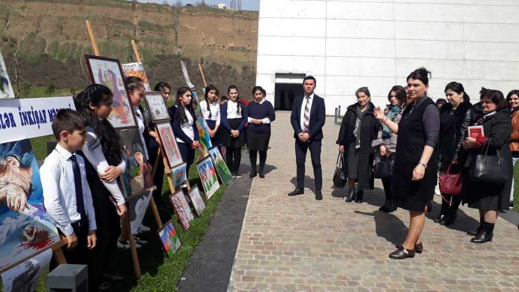 Quba şəhərində “Soyqırımı Memorial Kompleksi”ndə məktəblilərin iştirakı ilə rəsm sərgisi  və şeir müsabiqəsi keçirildi