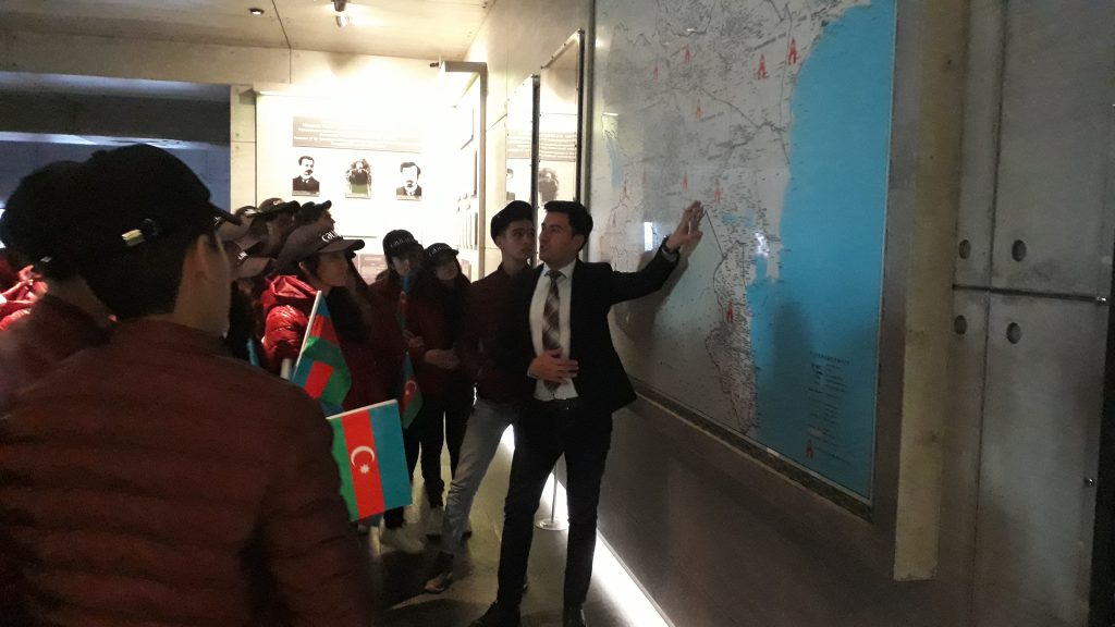 “Ölkəmizi tanıyaq” maarifləndirici tur-aksiyası çərçivəsində şimal bölgəsinə səfər edən Zərdab, Xocavənd, Hacıqabul, Cəbrayıl, Cəlilabad, Masallı və Biləsuvar rayonlarının məktəbliləri Quba şəhərində “Soyqırımı Memorial Kompleksi”ndə