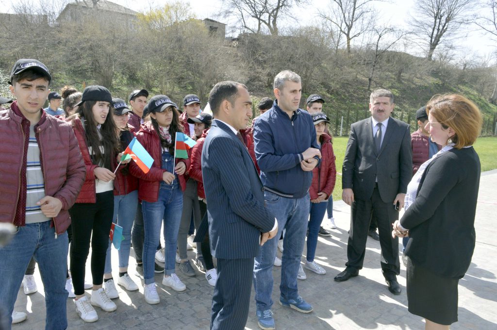“Ölkəmizi tanıyaq” maarifləndirici tur-aksiyası çərçivəsində şimal bölgəsinə səfər edən Zərdab, Xocavənd, Hacıqabul, Cəbrayıl, Cəlilabad, Masallı və Biləsuvar rayonlarının məktəbliləri Quba şəhərində “Soyqırımı Memorial Kompleksi”ndə