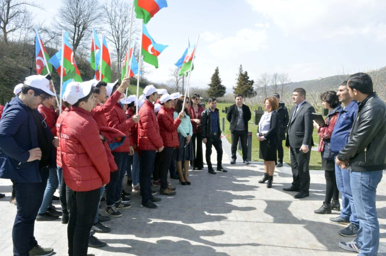 “Ölkəmizi tanıyaq” maarifləndirici tur-aksiyası çərçivəsində şimal bölgəsinə səfər edən Zərdab, Xocavənd, Hacıqabul, Cəbrayıl, Cəlilabad, Masallı və Biləsuvar rayonlarının məktəbliləri Quba şəhərində “Soyqırımı Memorial Kompleksi”ndə