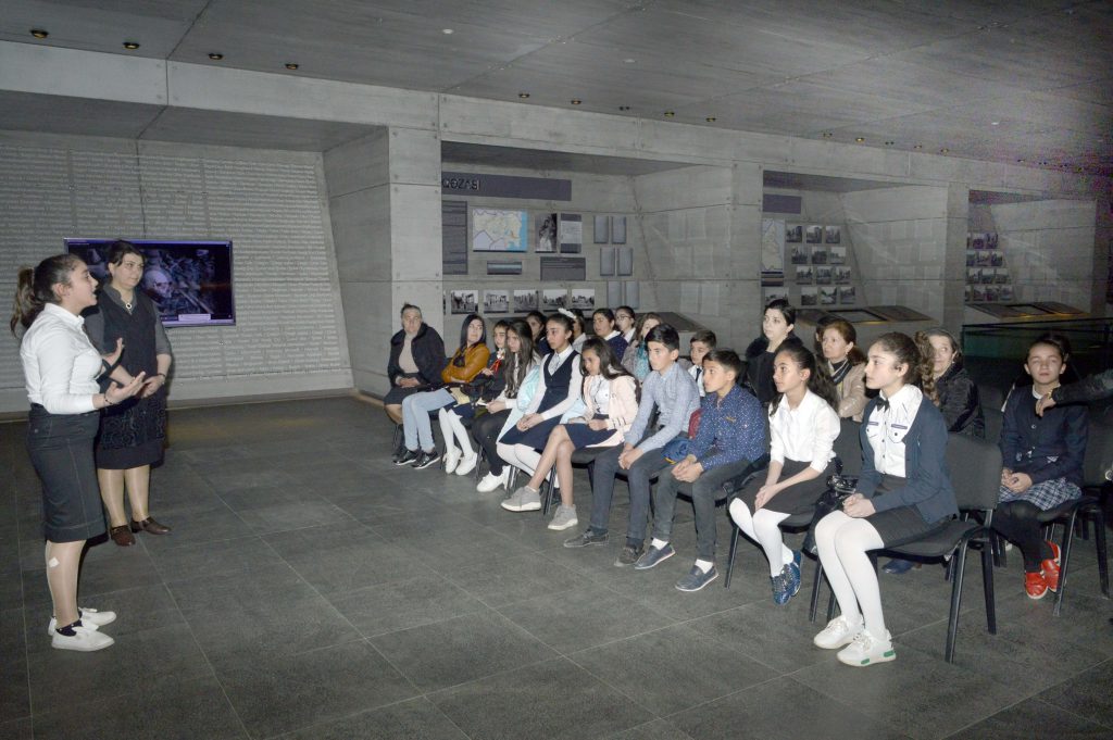 Quba şəhərində “Soyqırımı Memorial Kompleksi”ndə məktəblilərin iştirakı ilə rəsm sərgisi  və şeir müsabiqəsi keçirildi