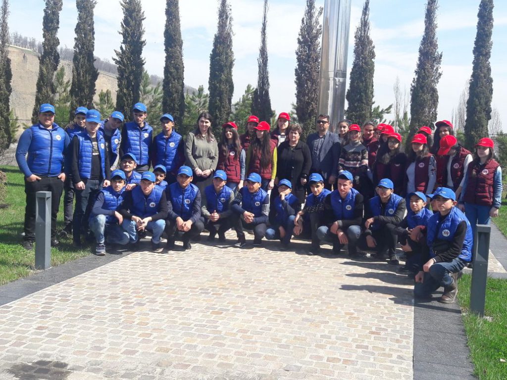 “Ölkəmizi tanıyaq” maarifləndirici tur-aksiyası çərçivəsində şimal bölgəsinə səfər edən Zərdab, Xocavənd, Hacıqabul, Cəbrayıl, Cəlilabad, Masallı və Biləsuvar rayonlarının məktəbliləri Quba şəhərində “Soyqırımı Memorial Kompleksi”ndə