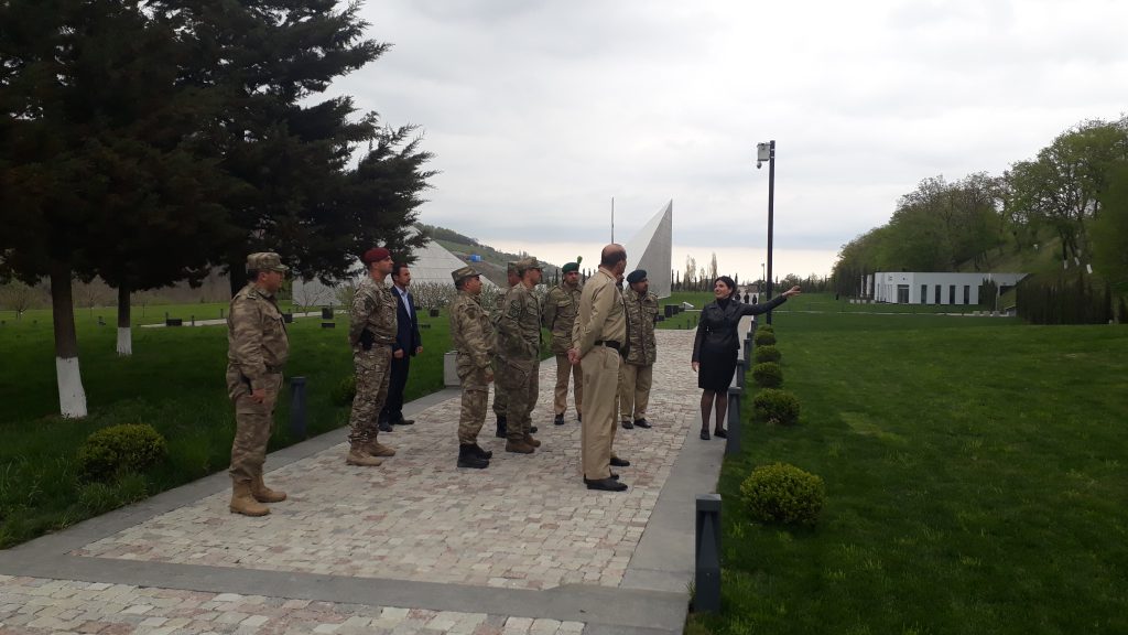 Bir neçə xarici ölkənin hərbi zabitləri və onları müşaiyət edən Müdafiə Nazirliyinin əməkdaşları Quba şəhərində “Soyqırımı Memorial Kompleksi”ndə.