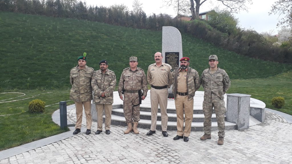 Bir neçə xarici ölkənin hərbi zabitləri və onları müşaiyət edən Müdafiə Nazirliyinin əməkdaşları Quba şəhərində “Soyqırımı Memorial Kompleksi”ndə.