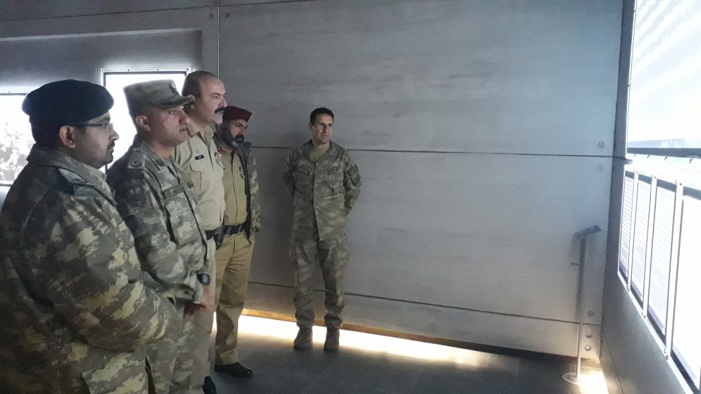 Bir neçə xarici ölkənin hərbi zabitləri və onları müşaiyət edən Müdafiə Nazirliyinin əməkdaşları Quba şəhərində “Soyqırımı Memorial Kompleksi”ndə.