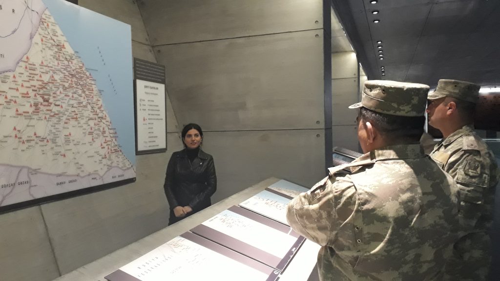 Bir neçə xarici ölkənin hərbi zabitləri və onları müşaiyət edən Müdafiə Nazirliyinin əməkdaşları Quba şəhərində “Soyqırımı Memorial Kompleksi”ndə.