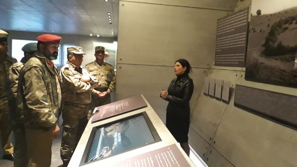 Bir neçə xarici ölkənin hərbi zabitləri və onları müşaiyət edən Müdafiə Nazirliyinin əməkdaşları Quba şəhərində “Soyqırımı Memorial Kompleksi”ndə.