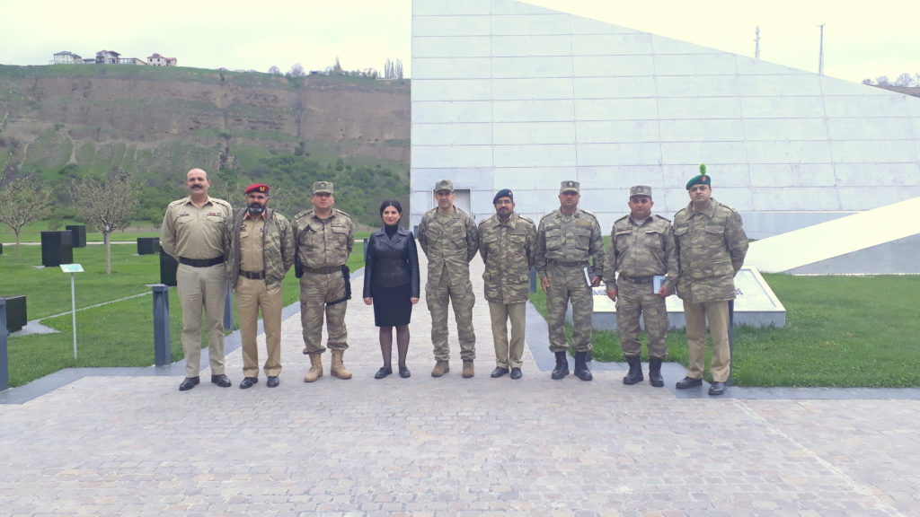 Bir neçə xarici ölkənin hərbi zabitləri və onları müşaiyət edən Müdafiə Nazirliyinin əməkdaşları Quba şəhərində “Soyqırımı Memorial Kompleksi”ndə.