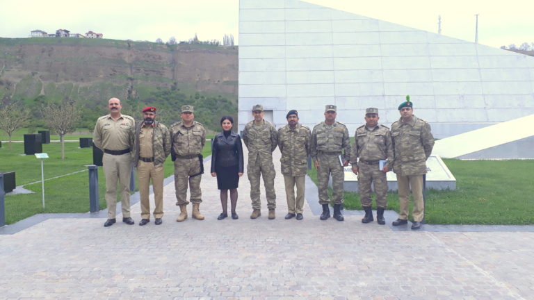 Bir neçə xarici ölkənin hərbi zabitləri və onları müşaiyət edən Müdafiə Nazirliyinin əməkdaşları Quba şəhərində “Soyqırımı Memorial Kompleksi”ndə.