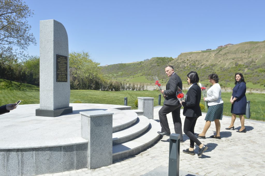 İsrail Respublikasının Azərbaycandakı Fövqəladə və Səlahiyyətli səfiri Dan Stav Quba şəhərində “Soyqırımı Memorial  Kompleksi”ndə