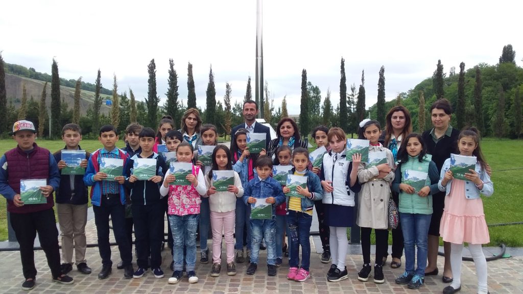 “18 May Beynəlxalq Müzeylər Günü” ilə əlaqədar Quba rayon Uşaq və Gənclər İnkişaf Mərkəzinin müəllim və şagird heyəti  Quba şəhərində “Soyqırımı Memorial Kompleksi”ndə.