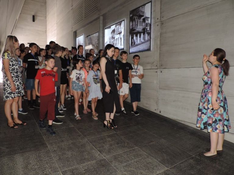 "Alovlu Qafqaz" II Uşaq –Gənclərin Folklor Rəqs və Yaradıcılıq festivalının kollektivi Quba şəhərində “Soyqırımı Memorial Kompleksi”ndə.
