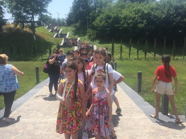 -"Dostluq körpüsü”  Uşaqların və Gənclərin III Beynəlxalq Folklor-Rəqs Festivalının iştirakçıları Quba şəhərində “Soyqırımı Memorial Kompleksi”ndə.