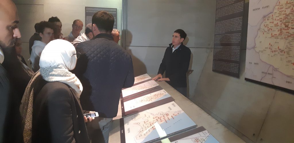 İsveç Krallığı, Norveç və ABŞ-dan gələn 20-dən çox gənc Quba Şəhərində “Soyqırımı Memorial Kompleksi”ndə.