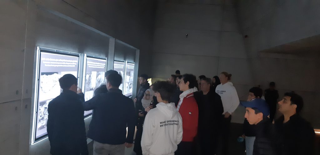 İsveç Krallığı, Norveç və ABŞ-dan gələn 20-dən çox gənc Quba Şəhərində “Soyqırımı Memorial Kompleksi”ndə.