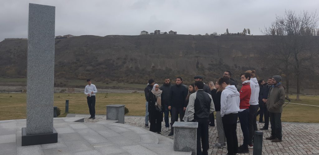 İsveç Krallığı, Norveç və ABŞ-dan gələn 20-dən çox gənc Quba Şəhərində “Soyqırımı Memorial Kompleksi”ndə.