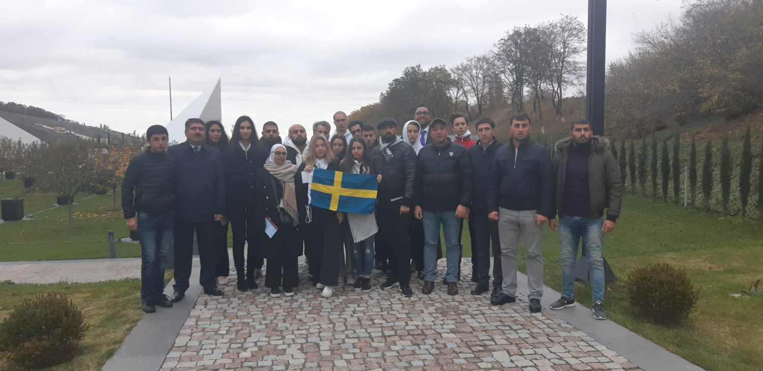 İsveç Krallığı, Norveç və ABŞ-dan gələn 20-dən çox gənc Quba Şəhərində “Soyqırımı Memorial Kompleksi”ndə.