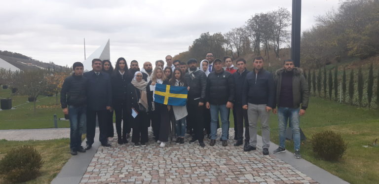 İsveç Krallığı, Norveç və ABŞ-dan gələn 20-dən çox gənc Quba Şəhərində “Soyqırımı Memorial Kompleksi”ndə.
