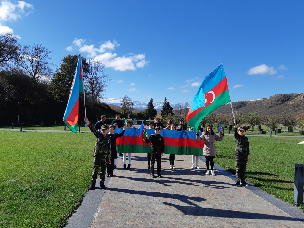 “Bayraq Günü” nün  100 illyi Quba şəhəri  “Soyqırımı Memorial Kompleksi”ndə  qeyd edildi.