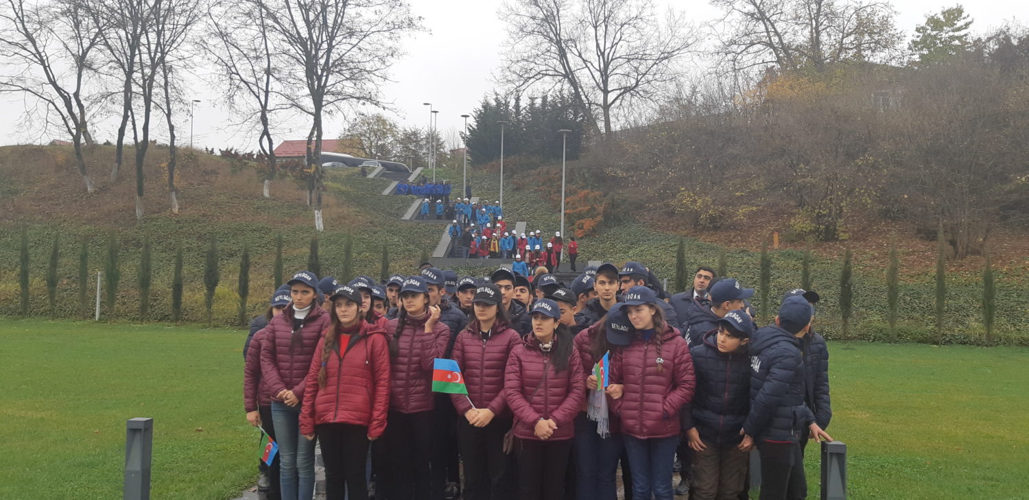 “Ölkəmizi tanıyaq”  tur-aksiyası çərçivəsində məktəblilər  Quba şəhərində “Soyqırımı Memorial Kompleksi”ni ziyarət etmişlər.