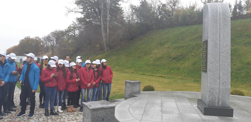 “Ölkəmizi tanıyaq”  tur-aksiyası çərçivəsində məktəblilər  Quba şəhərində “Soyqırımı Memorial Kompleksi”ni ziyarət etmişlər.